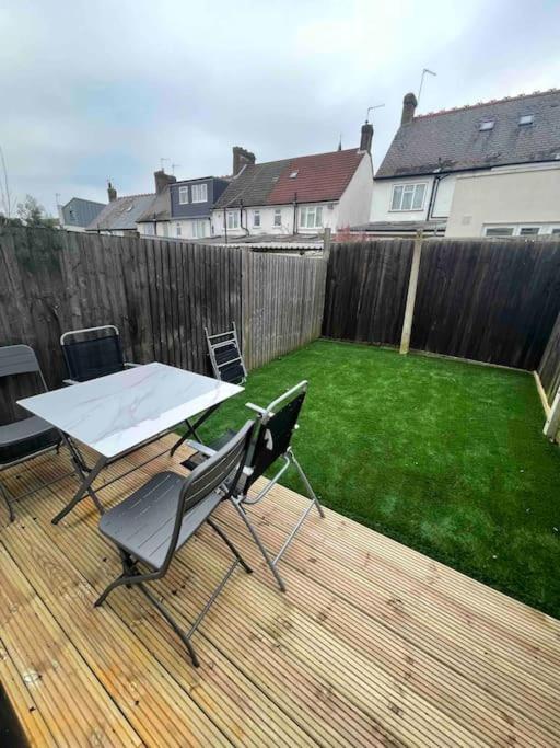 Tooting Lodge London - Cosy 2 Bedroom House With Garden, 5 Mins Walk To Tube Station Londres Exterior foto